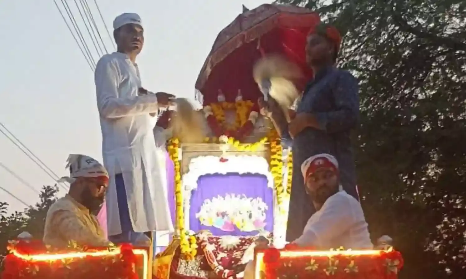 प्राचीन खेजडा मंदिर से दिव्य रथ में निकली श्री जी की भव्य सवारी, नगरवासियों ने शोभा यात्रा का किया स्वागत