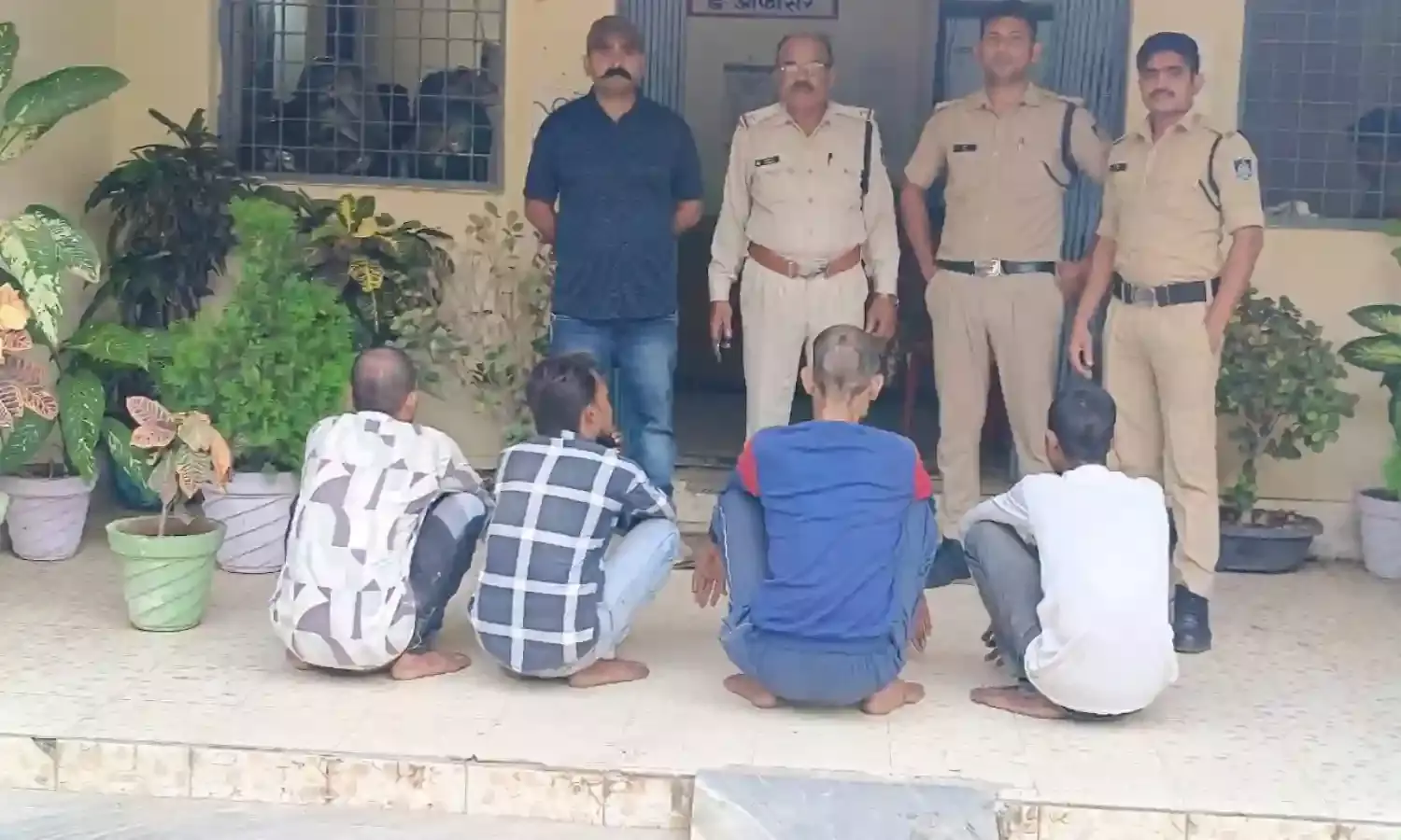 छतरपुर में फर्जी डायल हंड्रेड इवेंट लेकर पुलिस को भ्रमित करने वाले 4 आरोपियों को थाना सिविल लाइन ने गिरफ्तार किया।