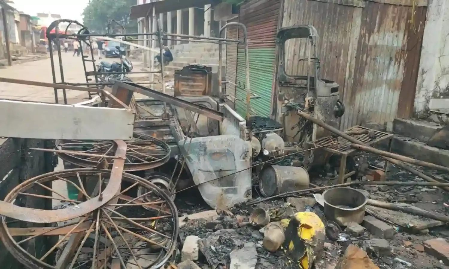 टी-स्टॉल में भीषण आग के बाद सिलेंडर में ब्लास्ट
