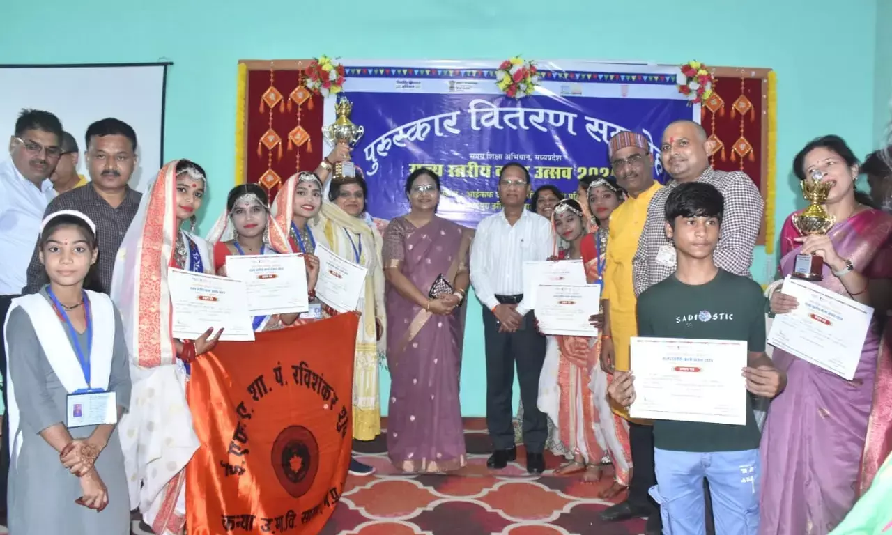 अंशिका सोनी जबलपुर संभाग ने सरोद वादन की मनमोहक प्रस्तुति दी