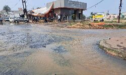 Shahdol News: निजी कंपनी ने लल्लू सिंह चौक पर पाइप लाइन को पहुंचाया नुकसान