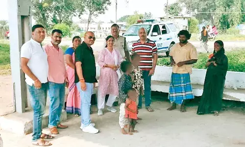 धिक्कार है... माता-पिता ही मंगवा रहे थे बच्चों से भीख