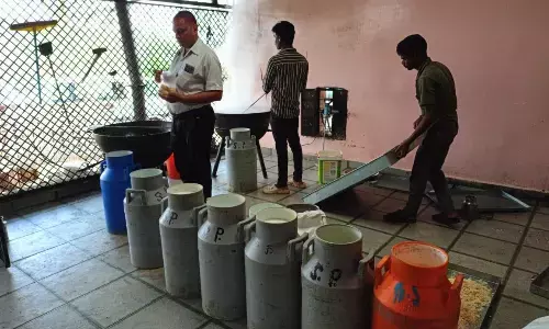 रंगजी के कारखाने में मिला एक्सपायरी डेट का अमूल बटर, इनफिनिटी रेस्टारेंट में ब्रेड, खाद्य एवं औषधि प्रशासन की टीम ने जिले में की कार्रवाई