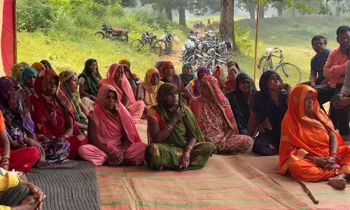 प्रबंधन से चर्चा विफल, किसानों का आमरण अनशन जारी