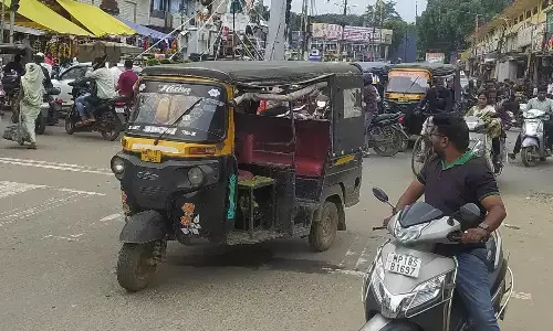 गांधी चौक पर अतिक्रमण व मनमाना पार्किंग से वाहनों का निकलना मुश्किल