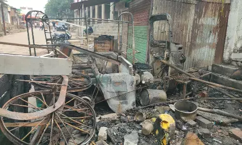 टी-स्टॉल में भीषण आग के बाद सिलेंडर में ब्लास्ट