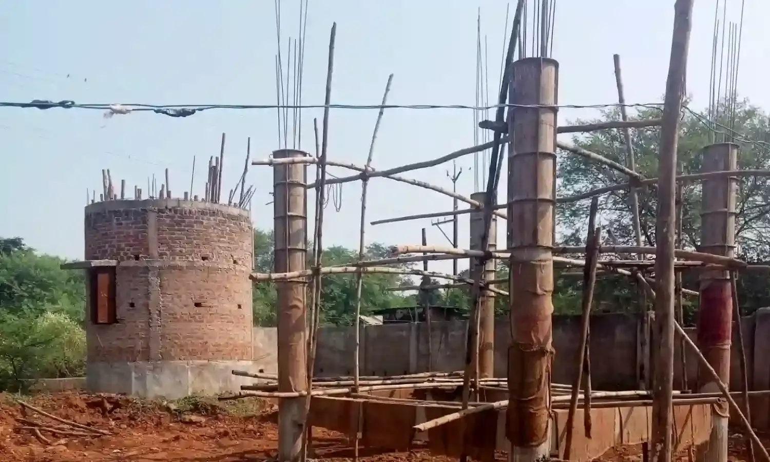 स्थगन आदेश के बाद भी नहीं रूक रहा पानी की टंकी का निर्माण कार्य, अमानगंज तहसील के ग्राम गढोखर का मामला