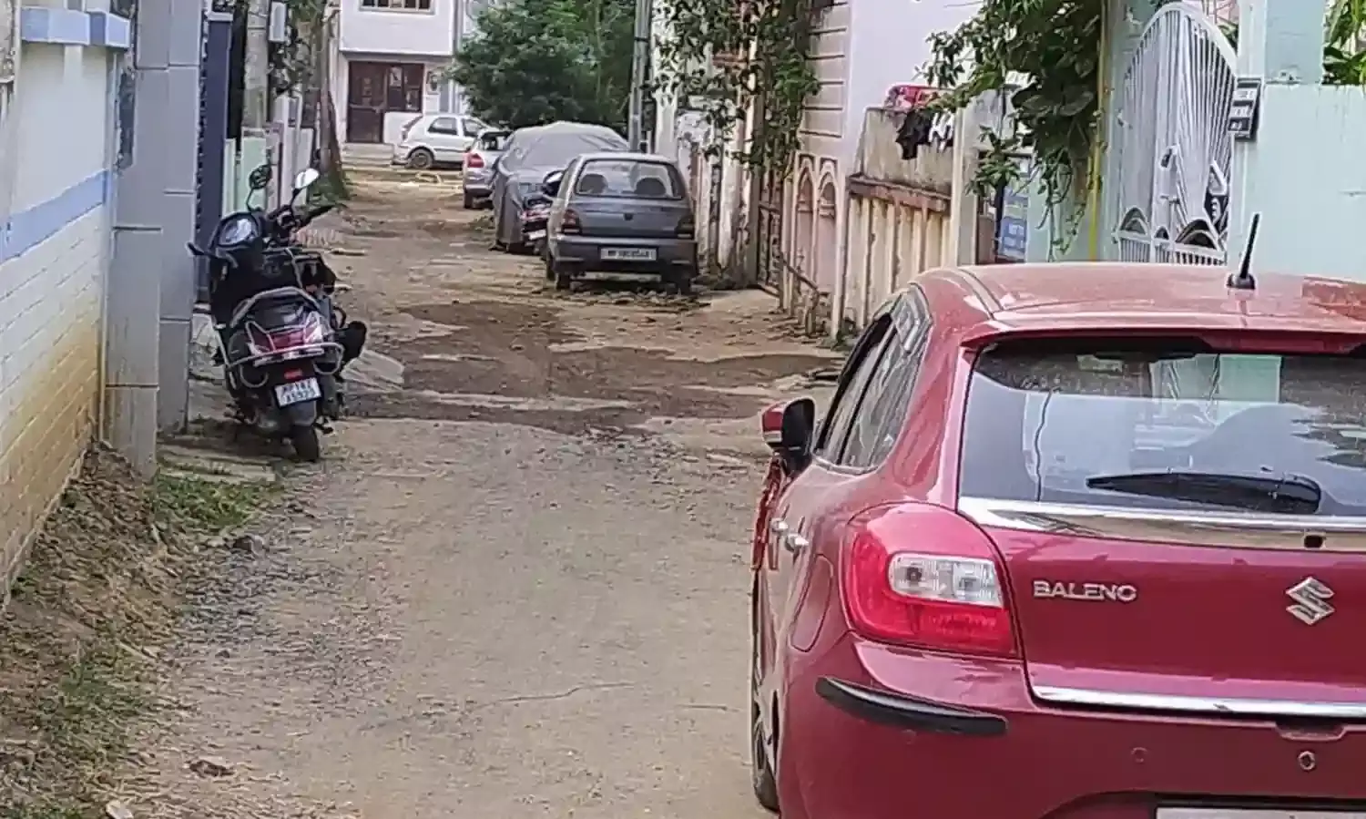 दुकान व बड़े घर मालिकों ने नहीं किया पार्किंग का इंतजाम, सडक़ को बनाया पार्किंग