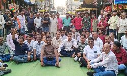 Chhindwara News: गांधी गंज में निगम अध्यक्ष का प्रदर्शन, महापौर भी बैठे विरोध में