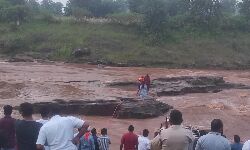 Chhindwara News- फोटोग्राफी करते समय नदी में फंसी महिलाएं, रेस्क्यू टीम ने सुरक्षित निकाला