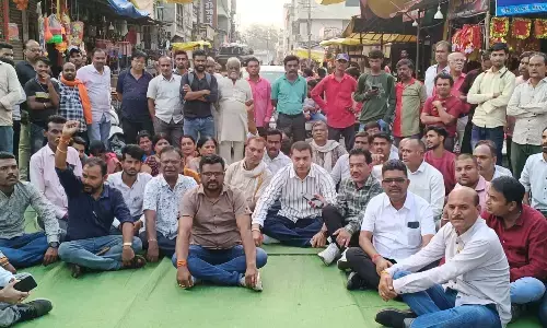 गांधी गंज में निगम अध्यक्ष का प्रदर्शन, महापौर भी बैठे विरोध में गांधी गंज में निगम अध्यक्ष का प्रदर्शन, महापौर भी बैठे विरोध में