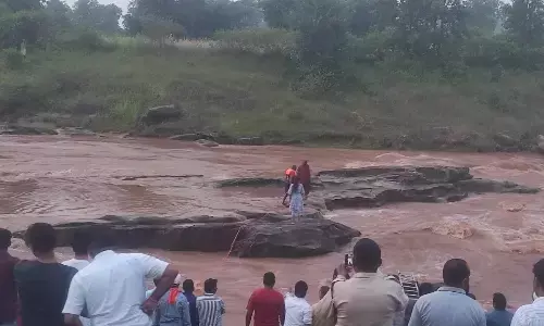 फोटोग्राफी करते समय नदी में फंसी महिलाएं, रेस्क्यू टीम ने सुरक्षित निकाला, पहाड़ों में जोरदार बारिश से बोरनाला उफान पर आ गया था