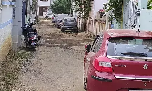 दुकान व बड़े घर मालिकों ने नहीं किया पार्किंग का इंतजाम, सडक़ को बनाया पार्किंग