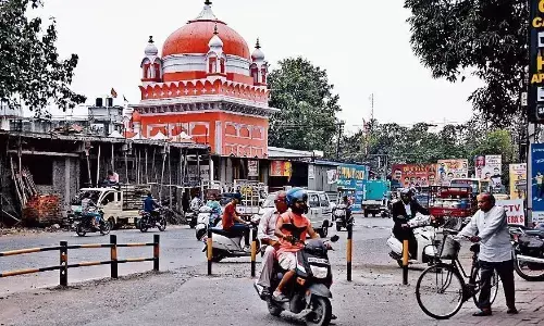 जाम को दूर करने लगवाए गए पोल, अब बनने लगे मुसीबत जाम को दूर करने लगवाए गए पोल, अब बनने लगे मुसीबत