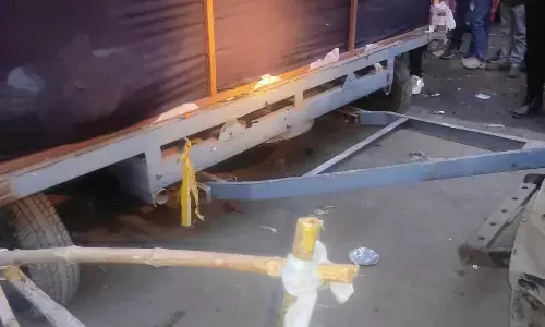 ट्रॉली में फैला करंट, तीन मृत, पांच झुलसे