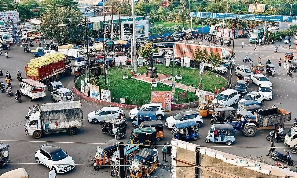 दीनदयाल चौक और चुंगीनाका में जाम बना स्थाई समस्या, घोषणा के आगे नहीं बढ़ पाया फ्लाईओवर दीनदयाल चौक और चुंगीनाका में जाम बना स्थाई समस्या, घोषणा के आगे नहीं बढ़ पाया फ्लाईओवर