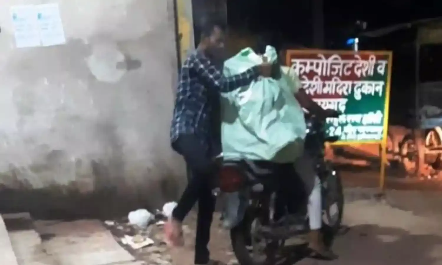नगर अजयगढ में शराब का अवैध कारोबार तेजी पर,  बेचीं जा रही है अवैध शराब