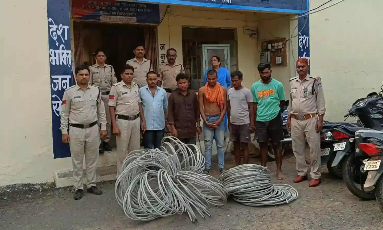 नायलोन का रस्सा फेंककर शार्टसर्किट बिजली आपूर्ति बाधित होते ही तार चोरी