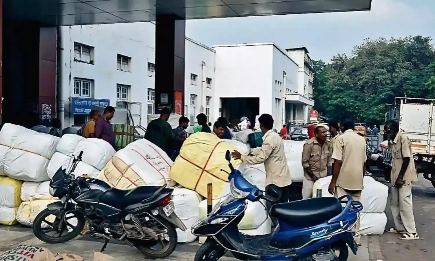 प्लेटफाॅर्म पर पार्सल फैलाकर रखने पर दो कर्मचारियों को हटाया