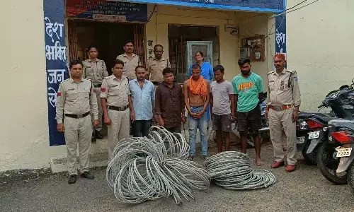 नायलोन का रस्सा फेंककर शार्टसर्किट बिजली आपूर्ति बाधित होते ही तार चोरी