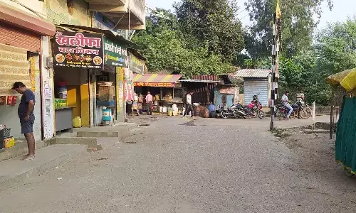 शहर की आधी आबादी का स्टेशन पहुंचना दुष्कर