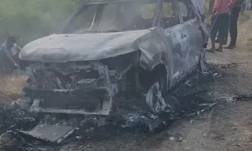खेत की पगडंडी के पास कार जलकर खाक, चालक-मालिक लापता! खेत की पगडंडी के पास कार जलकर खाक, चालक-मालिक लापता!