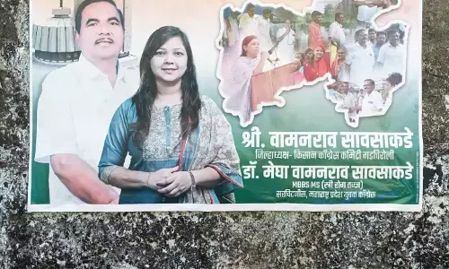 इच्छुक उम्मीदवार ने नहीं ढंका बैनर , बाजार में नजर आ रही प्रत्याशी की पोस्टर छपी बैग