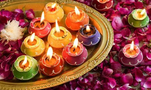 इस दिवाली यूनिक तरह से सजाना है घर तो, इन आसान तरीकों से घर पर बनाएं पानी में तैरने वाले दीपक