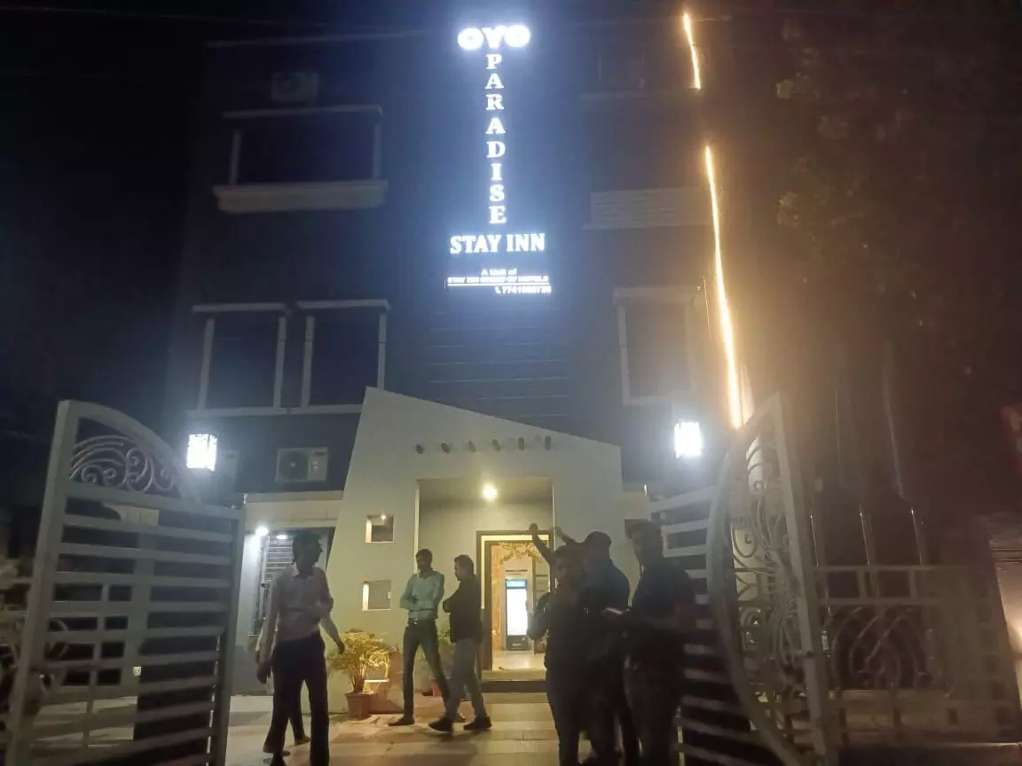 होटल ओयो पैराडाइज स्टे इन में चल रहे रैकेट का पुलिस ने किया पर्दाफाश होटल ओयो पैराडाइज स्टे इन में चल रहे रैकेट का पुलिस ने किया पर्दाफाश