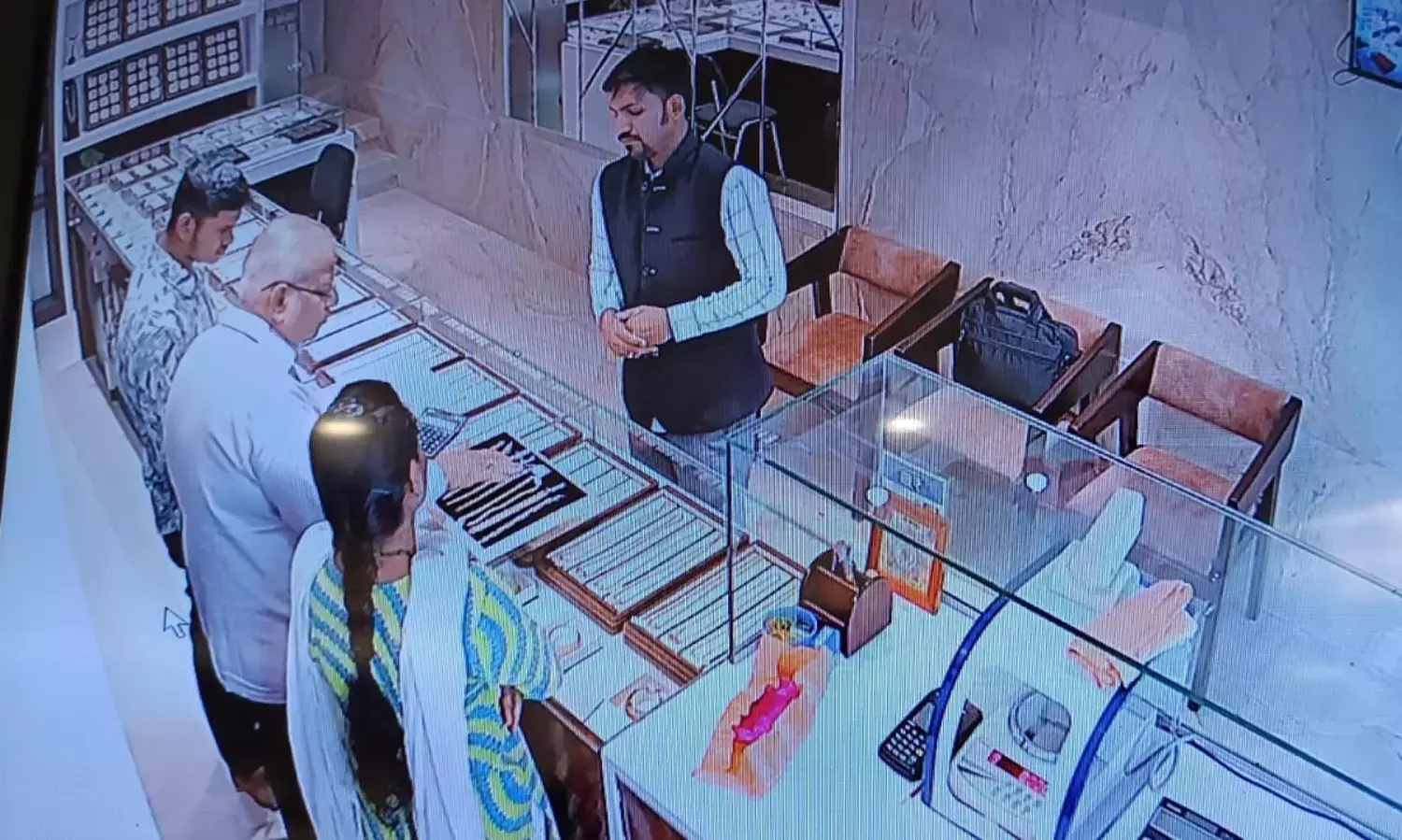 चारों उंगलियों में अंगूठी पहनीं, ब्रासलेट लिया और भाग निकला सराफा दुकान से
