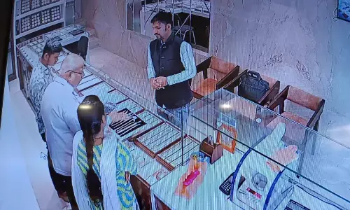 चारों उंगलियों में अंगूठी पहनीं, ब्रासलेट लिया और भाग निकला सराफा दुकान से चारों उंगलियों में अंगूठी पहनीं, ब्रासलेट लिया और भाग निकला सराफा दुकान से