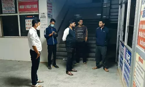 रात 3 बजे आरएमओ ने किया अस्पताल का औचक निरीक्षण, परिसर से गायब मिले गार्ड रात 3 बजे आरएमओ ने किया अस्पताल का औचक निरीक्षण, परिसर से गायब मिले गार्ड