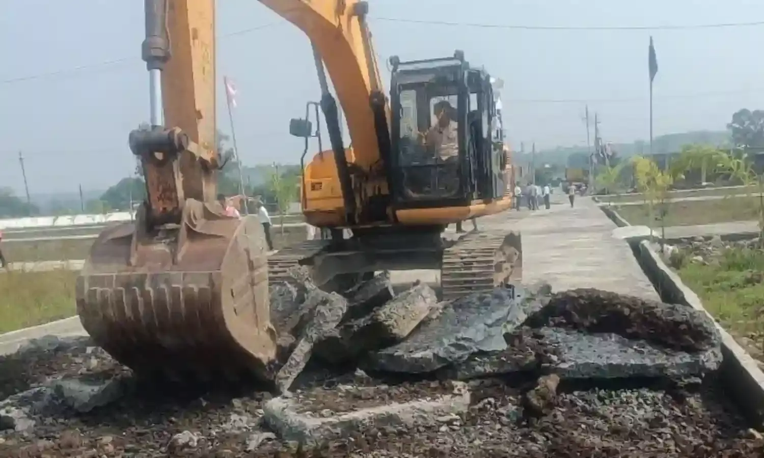 प्रशासन की सख्ती, 17 अवैध कॉलोनाइजरों पर चला बुलडोजर,ले-आउट तोड़े,पक्की सडक़े उखाड़ी
