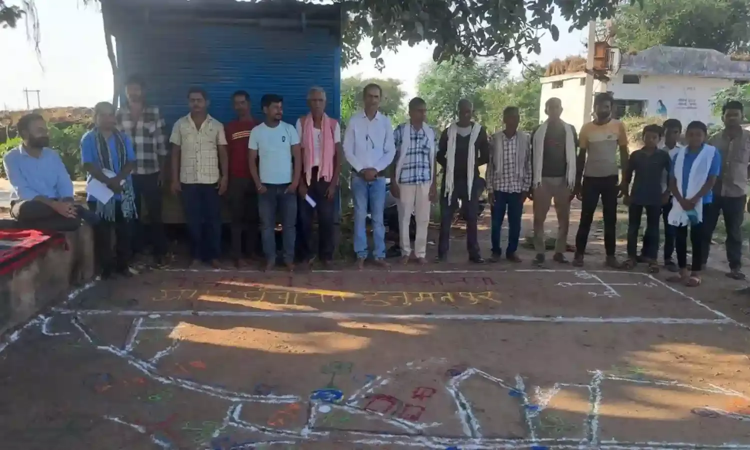 जमीन में उकेरकर बनी हनुमतपुर ग्राम विकास योजना, ग्रामीणो ने विकास की आवश्यकताओ को लेकर बताई प्राथमिकता