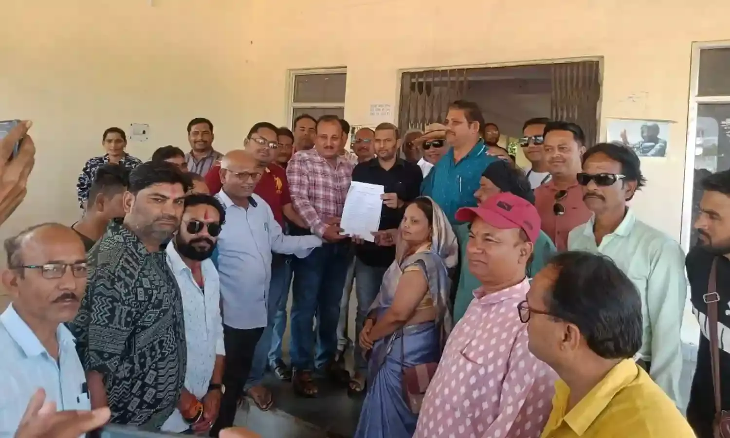 थाना प्रभारी के विरूद्ध पत्रकारों ने सौंपा मुख्यमंत्री के नाम एडीएम को ज्ञापन