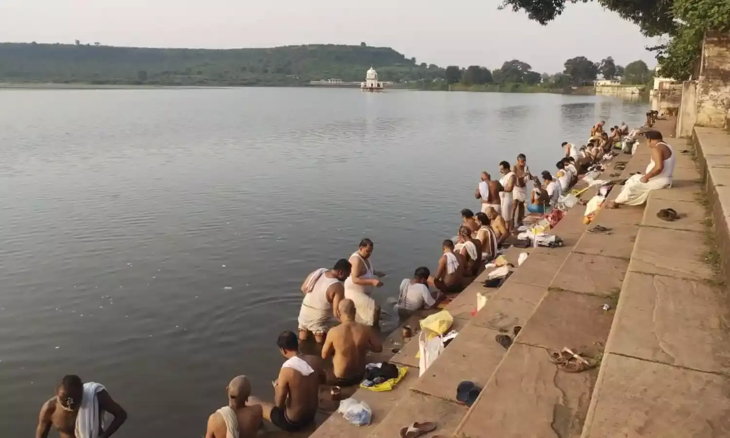 पेयजल आपूर्ति वाले धरमसागर तालाब में पहुंच रही है गंदगी, कपडा धोना, हवन सामग्री डालना होना चाहिए वर्जित