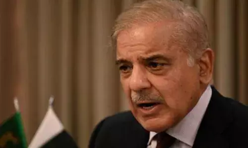 शहबाज सरकार की कैबिनेट ने विवादास्पद संवैधानिक संशोधन विधेयक को दी मंजूरी शहबाज सरकार की कैबिनेट ने विवादास्पद संवैधानिक संशोधन विधेयक को दी मंजूरी