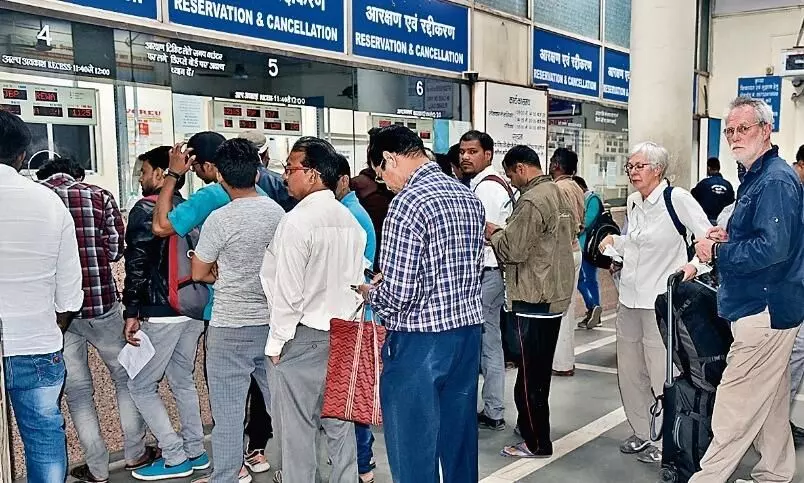 नेटवर्क न मिलने से परेशान यात्री, टिकट बनने में आ रही दिक्कत नेटवर्क न मिलने से परेशान यात्री, टिकट बनने में आ रही दिक्कत