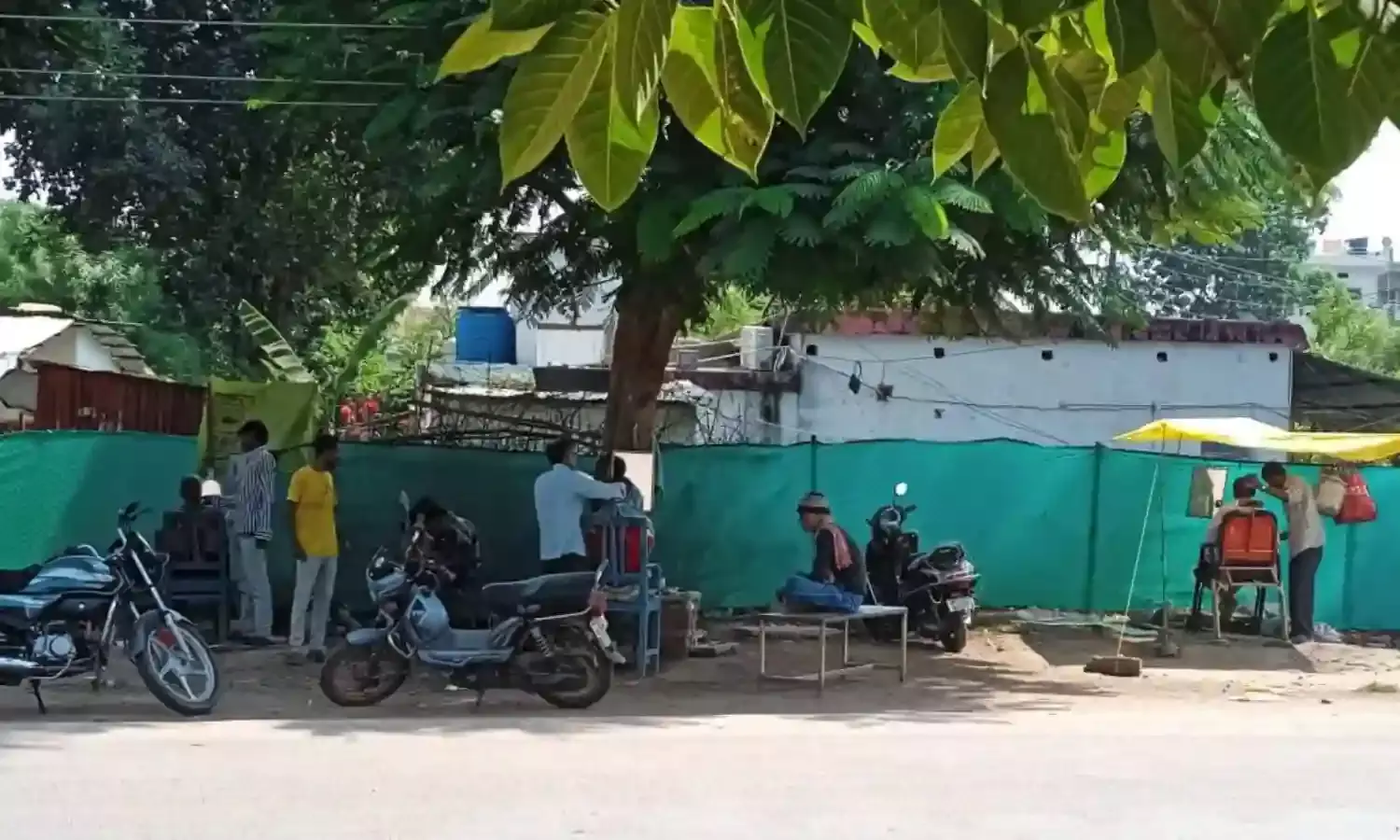 खुले आसमान में सड़क किनारे व्यवसाय कर पेट पालने को मजबूर गरीब