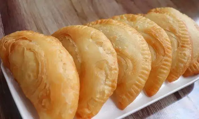 इस दिवाली मेहमानों के लिए बनाएं टेस्टी-खस्ता गुझिया, त्योहार का मजा हो जाएगा दुगना