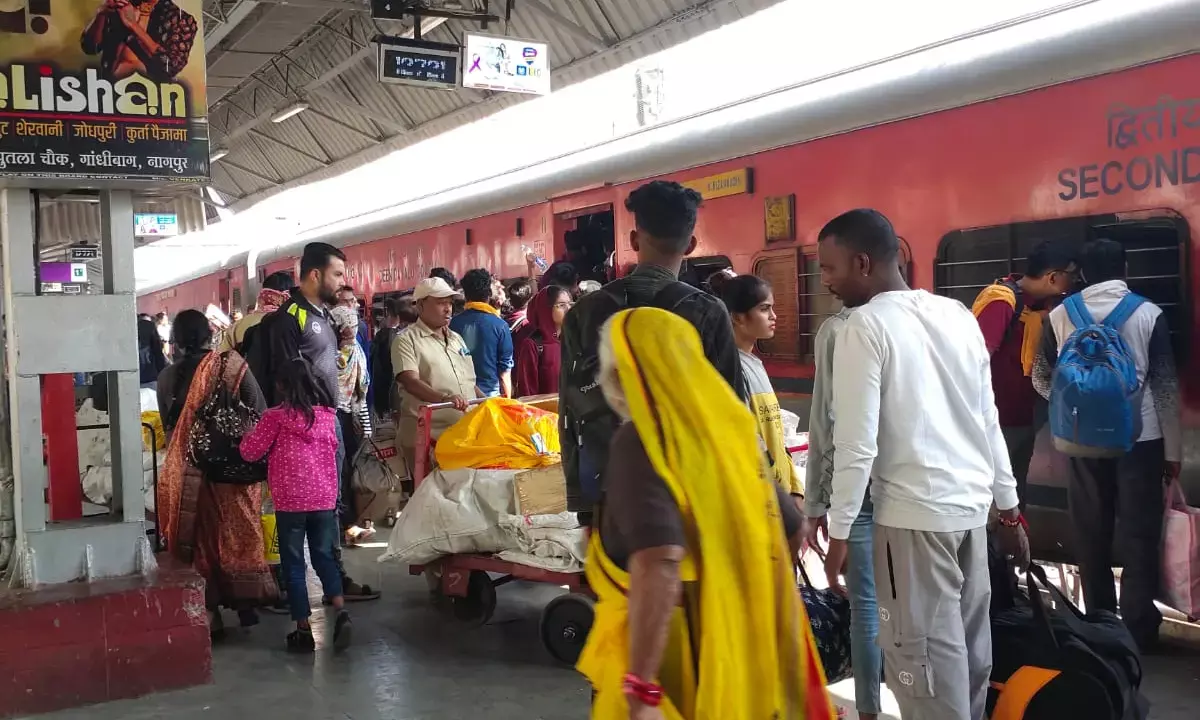 मुंबई लाइन की गाड़ियों की लेट-लतीफी से यात्री हो रहे परेशान