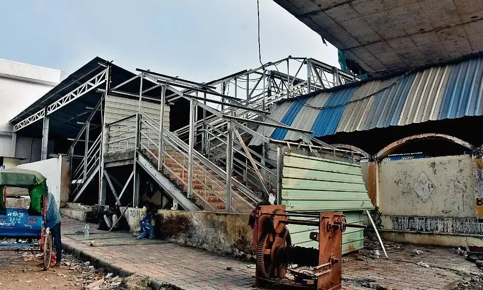 यात्री सुविधाओं के लिए बनाया एफओबी अतिक्रमण की चपेट में, पार्किंग स्थल पर भी गंदगी का अंबार