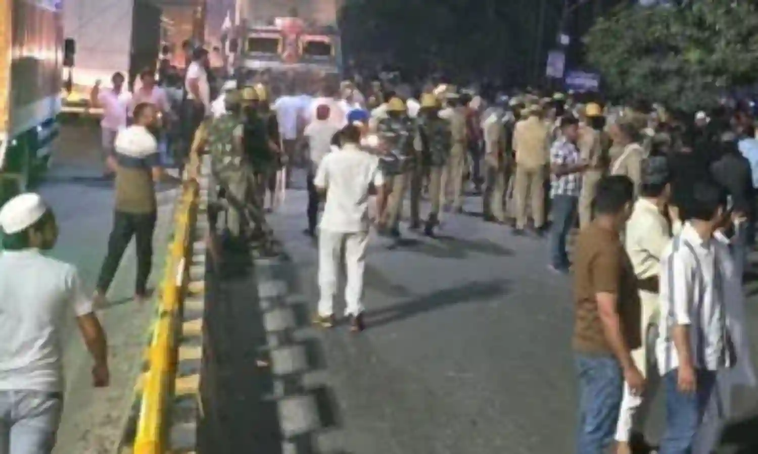 बहराइच के बाद मुजफ्फरनगर में हालात तनावपूर्ण,  हजारों की भीड़ में सड़कों पर उतरे मुस्लिम, पूर्व सांसद बालियान ने बताया साजिश
