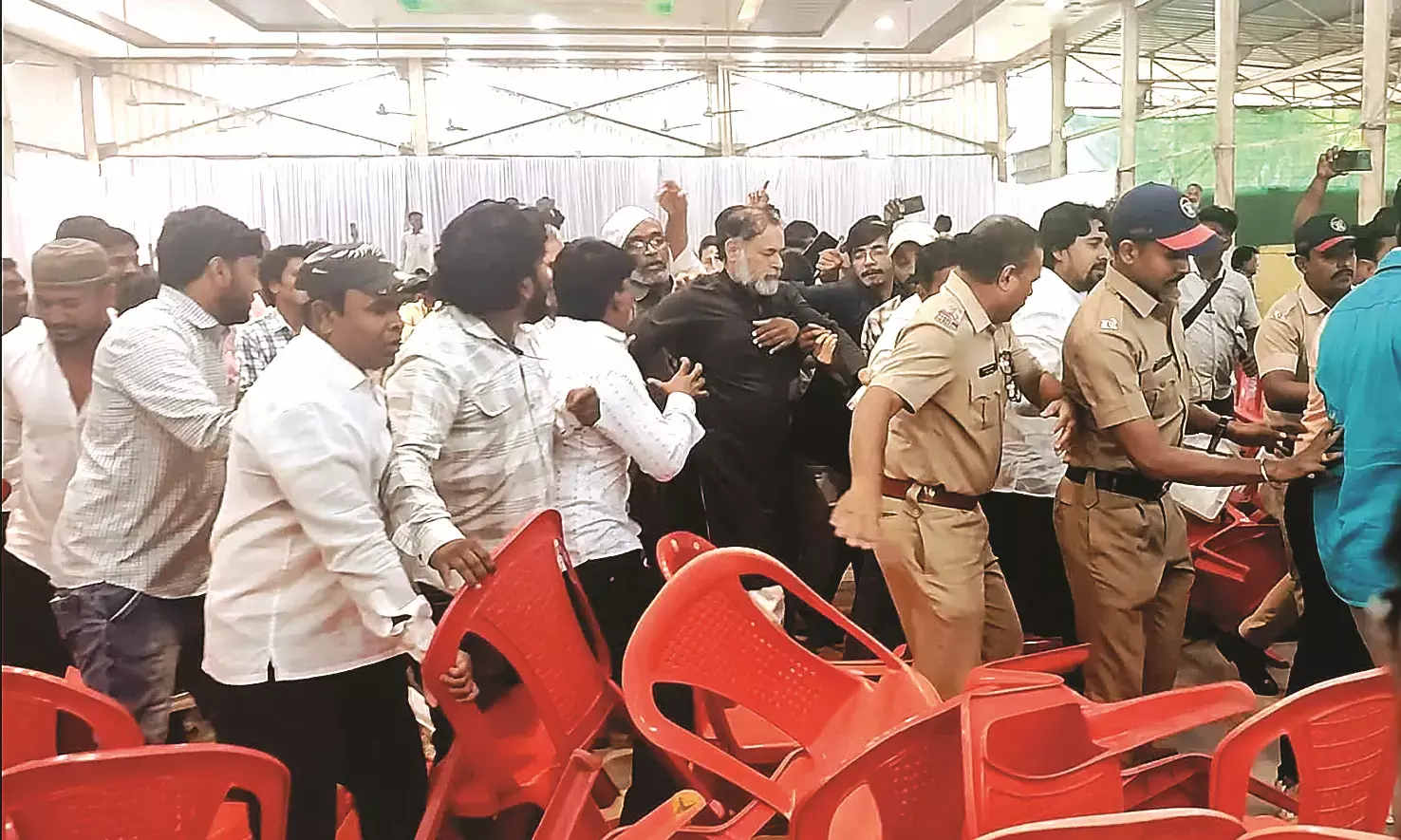 अकोला में योगेन्द्र यादव की सभा में हंगामा, धक्का-मुक्की करते हुए कुर्सियां तोड़ी