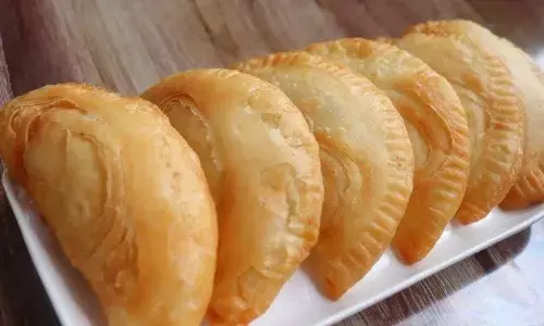 इस दिवाली मेहमानों के लिए बनाएं टेस्टी-खस्ता गुझिया, त्योहार का मजा हो जाएगा दुगना