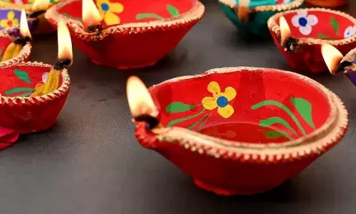 अगर आप भी चाहते हैं इस दिवाली घर की चौखट दिखे कुछ अलग और हटके, तो इन अनोखे तरीकों से दिओं को करें डेकोरेट