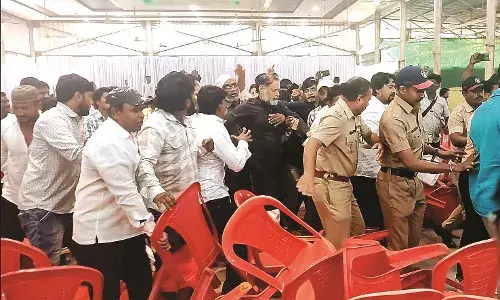 अकोला में योगेन्द्र यादव की सभा में हंगामा, धक्का-मुक्की करते हुए कुर्सियां तोड़ी
