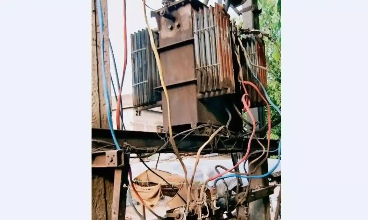 ट्रांसफाॅर्मर पर बढ़ा लोड, कई जगह हुए खराब