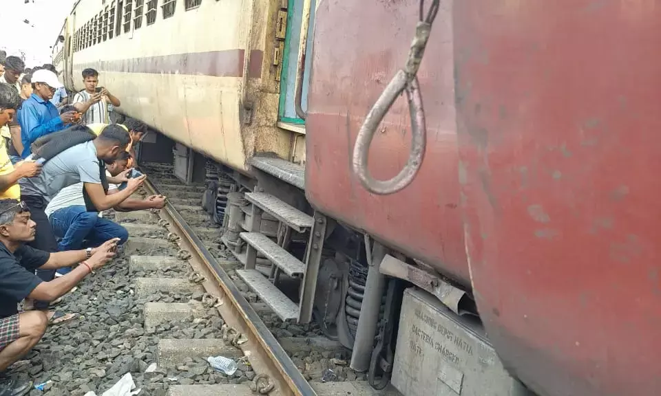 नागपुर के पास शालीमार एक्सप्रेस के दो डिब्बे पटरी से उतरे ,यात्री परेशान