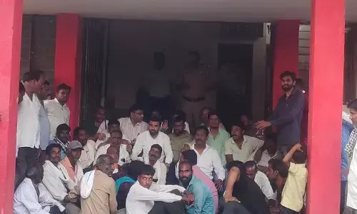 अमरावती के व्यापारी कर रहे लूट, आक्रोशित किसानों ने रोका रास्ता अमरावती के व्यापारी कर रहे लूट, आक्रोशित किसानों ने रोका रास्ता